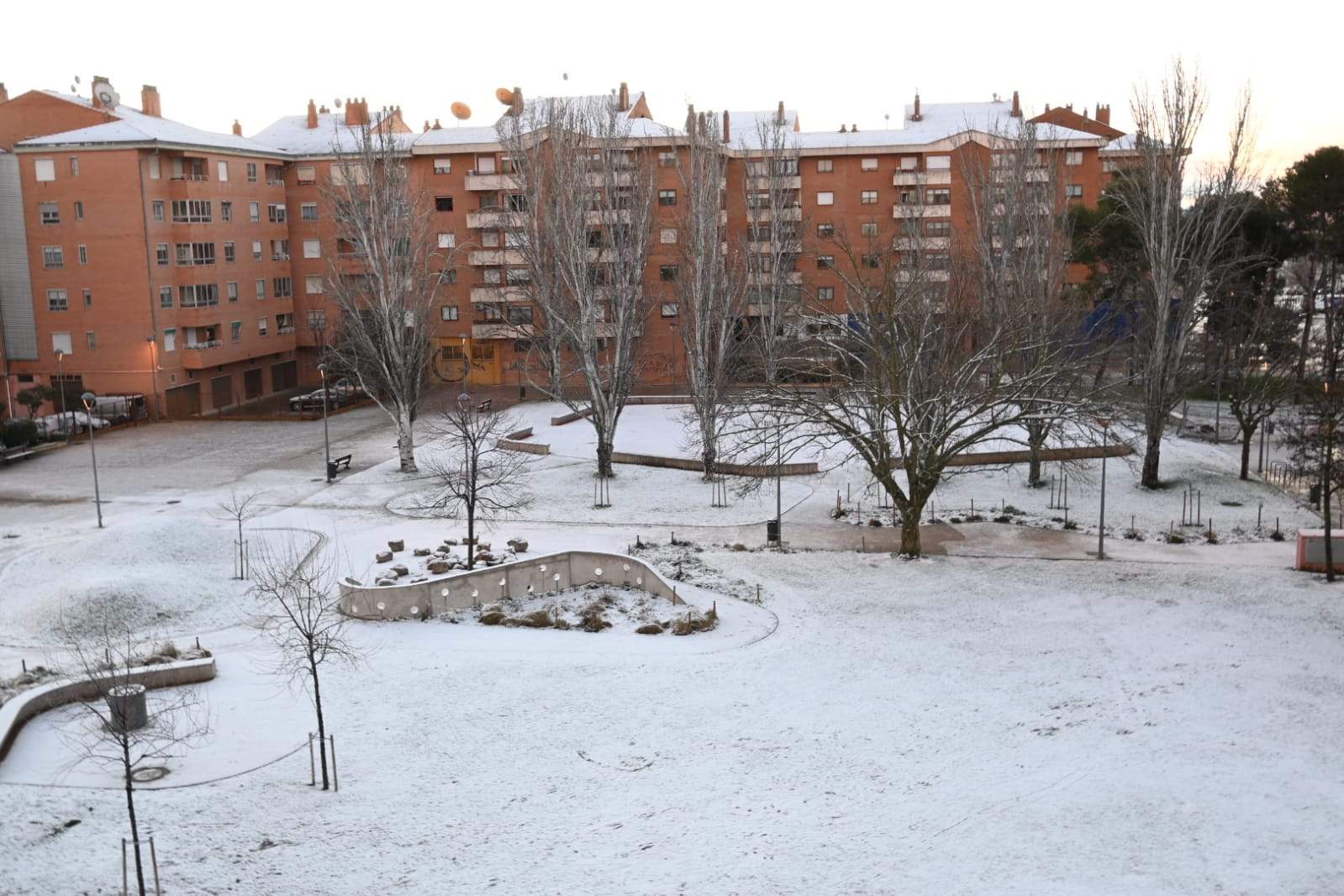 Huesca amanece con una pequeña capa de nieve. Foto Carlos Jalle 