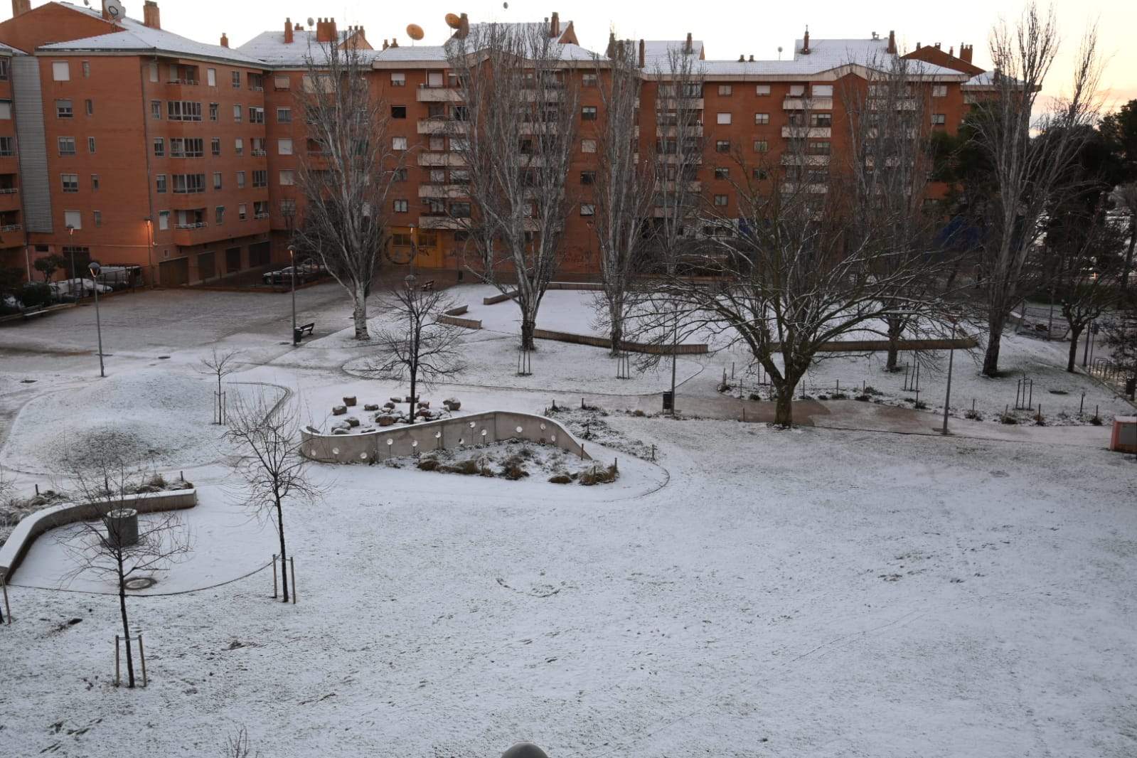 Huesca amanece con una pequeña capa de nieve. Foto Carlos Jalle 