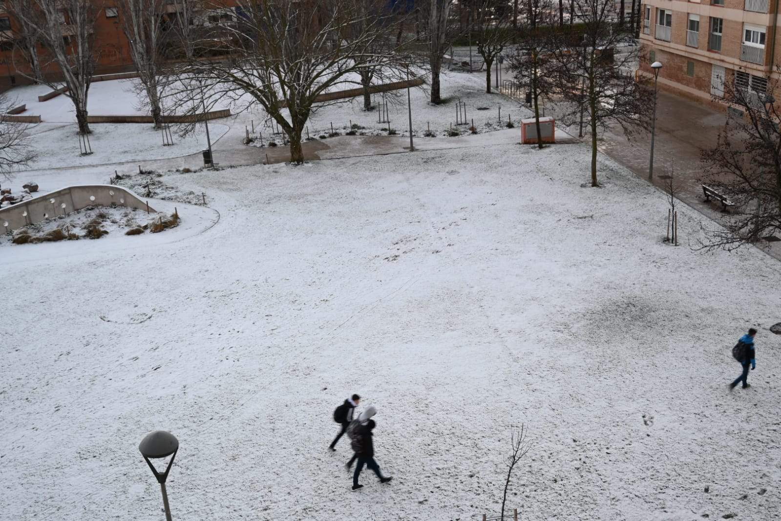 Huesca amanece con una pequeña capa de nieve. Foto Carlos Jalle 