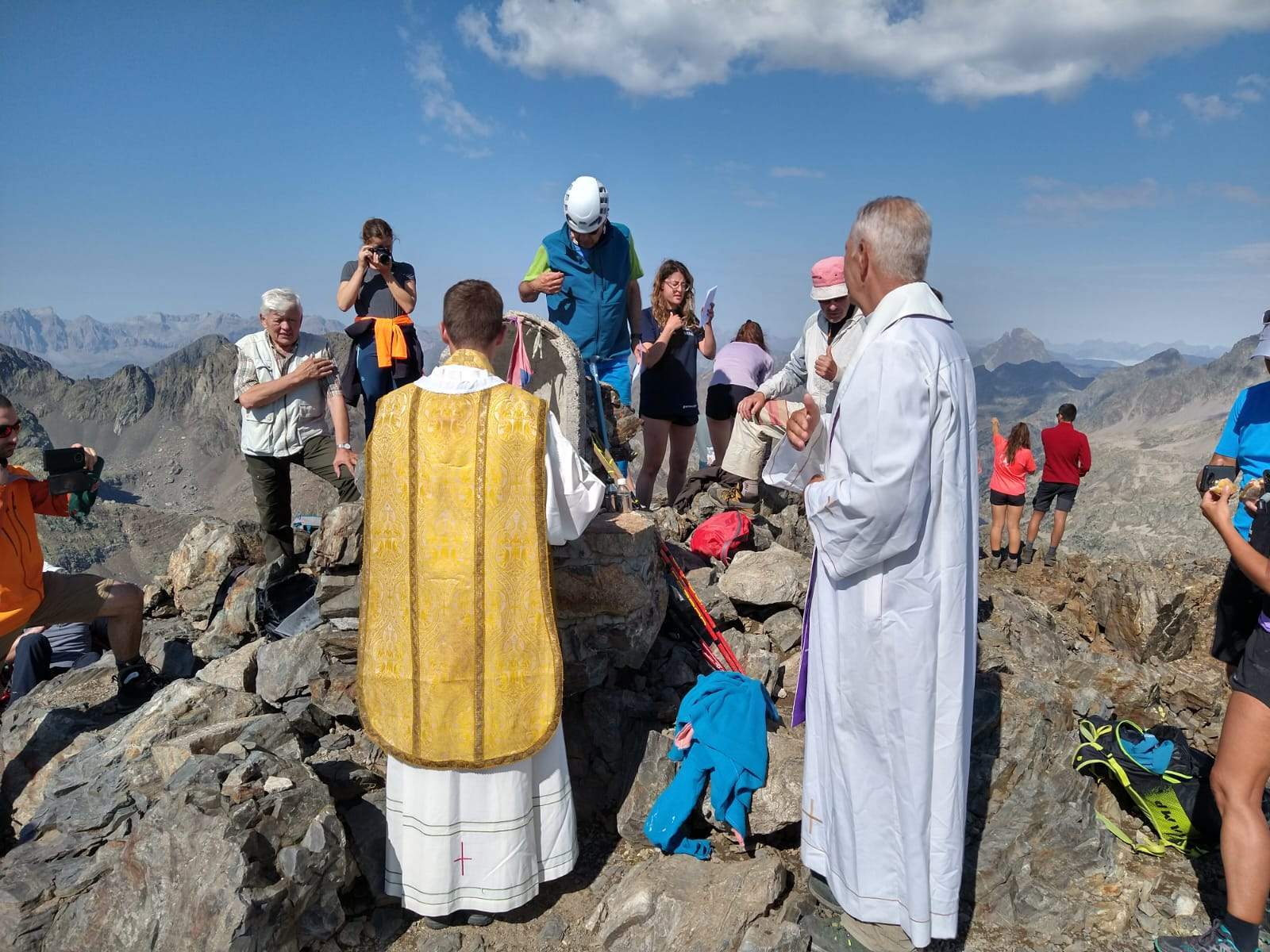 Celebración de la eucaristía de altura, con recuerdo de los fallecidos en la montaña.
