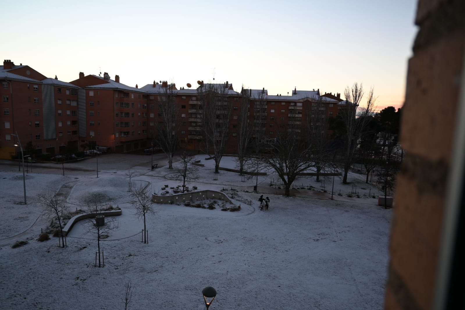 Huesca amanece con una pequeña capa de nieve. Foto Carlos Jalle 