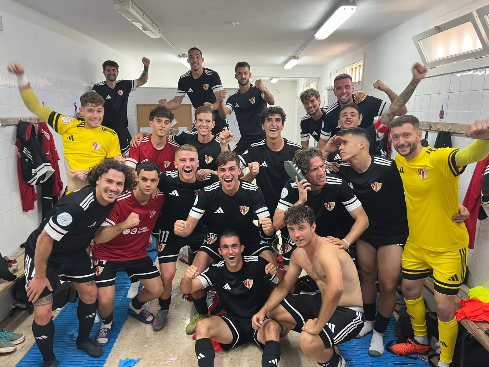 Jugadores del Barbastro celebran la victoria en Porreres.