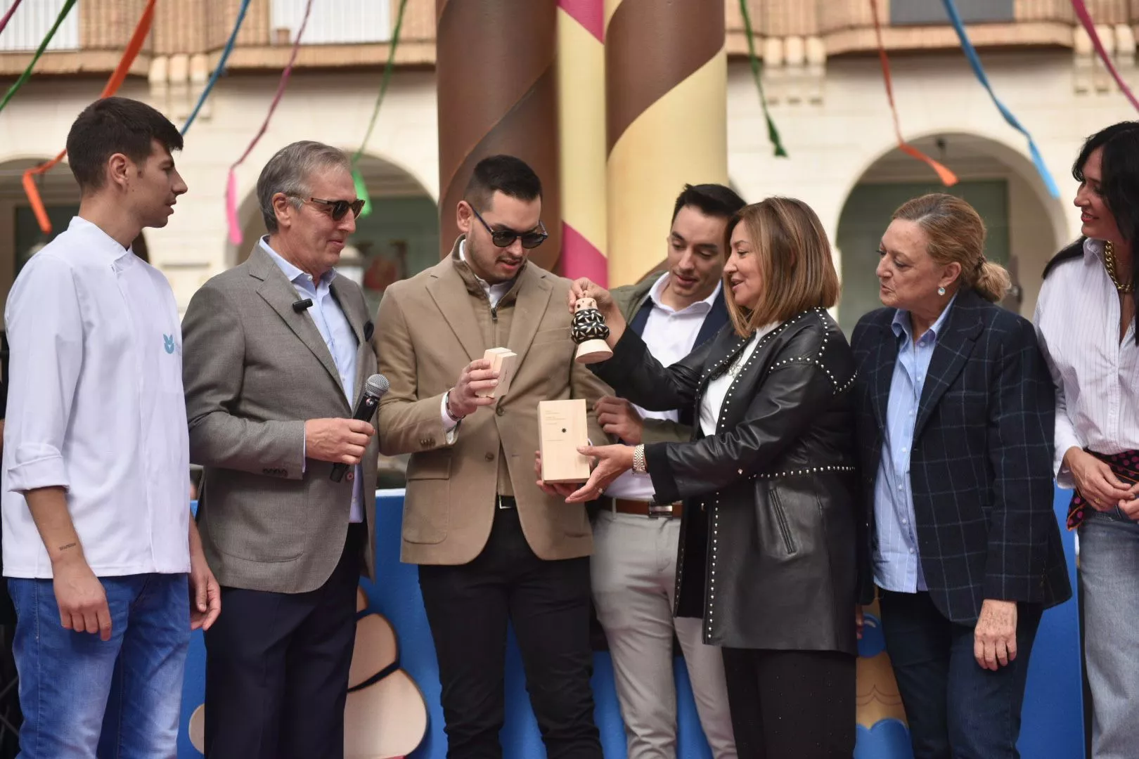 La familia de Pastelería Galicia con el premio Vicente Ascaso Martínez La familia de Pastelería Galicia con el premio Vicente Ascaso Martínez