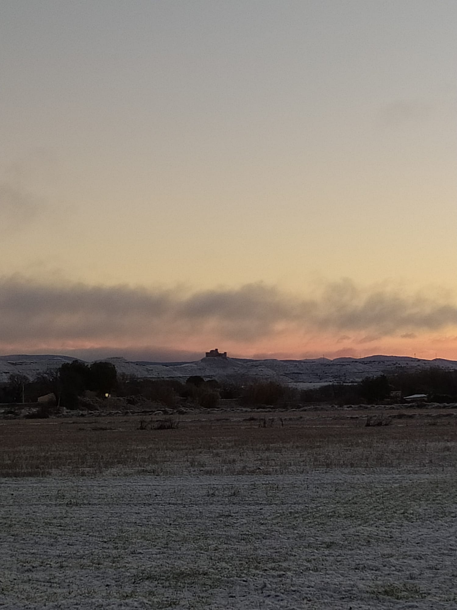 Al fondo, Montearagón. Foto Nuria del Río