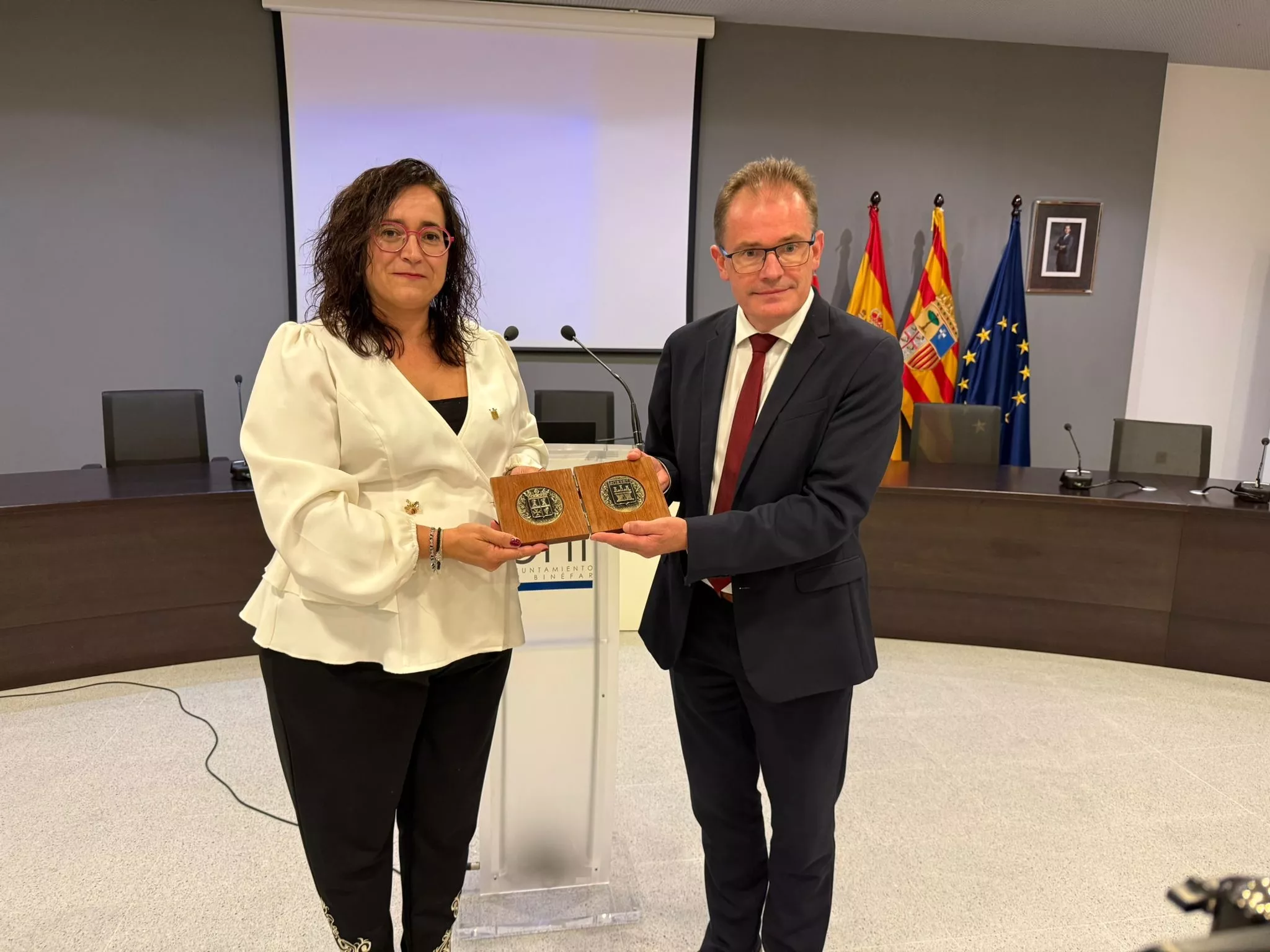 Patricia Rivera entrega el obsequio al alcalde francés