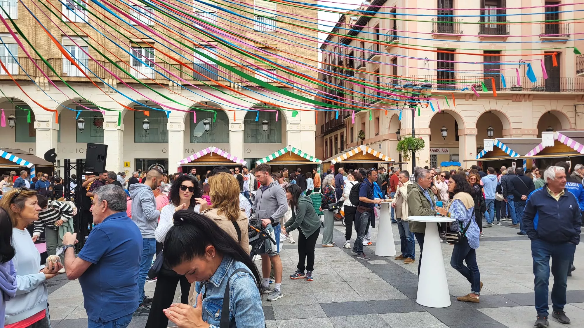 La Plaza López Allué esta mañana de domingo con la Feria Huesca es Dulce La Plaza López Allué esta mañana de domingo con la Feria Huesca es Dulce