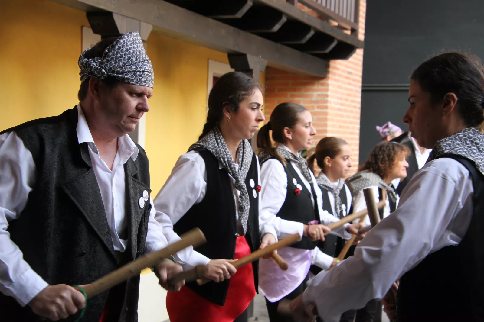 Dances de Los Monegros en Robres. Foto Carlos Neofato