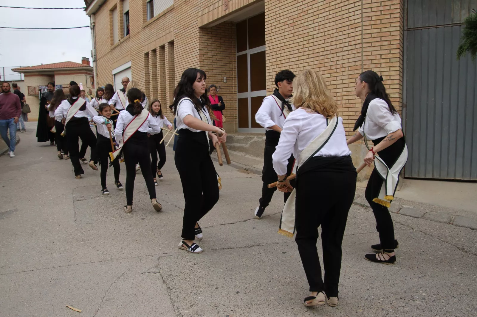 Dances de Los Monegros en Robres. Foto Carlos Neofato