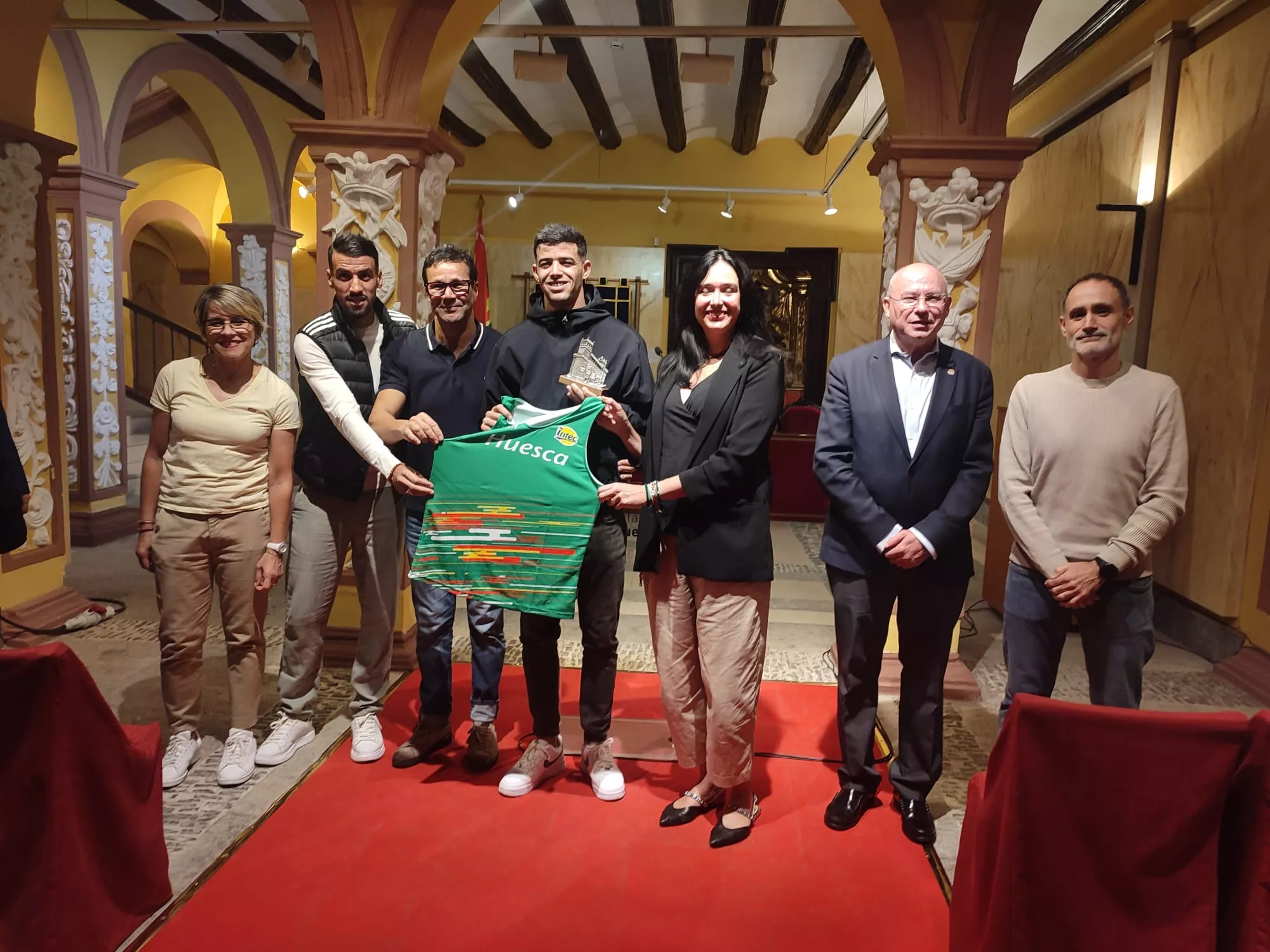 Foto de familia en la recepción municipal a Sedjati.