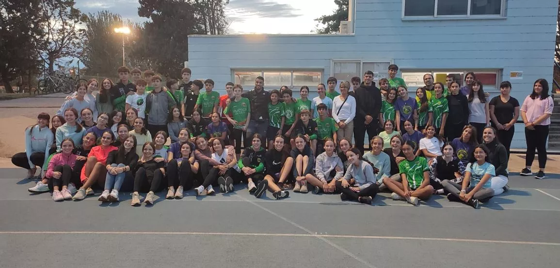 Foto de familia de Sedjati con los atletas de la Zoiti.