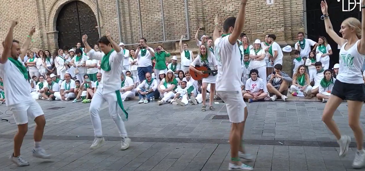 Baile durante la espera de la actuación de los Danzantes