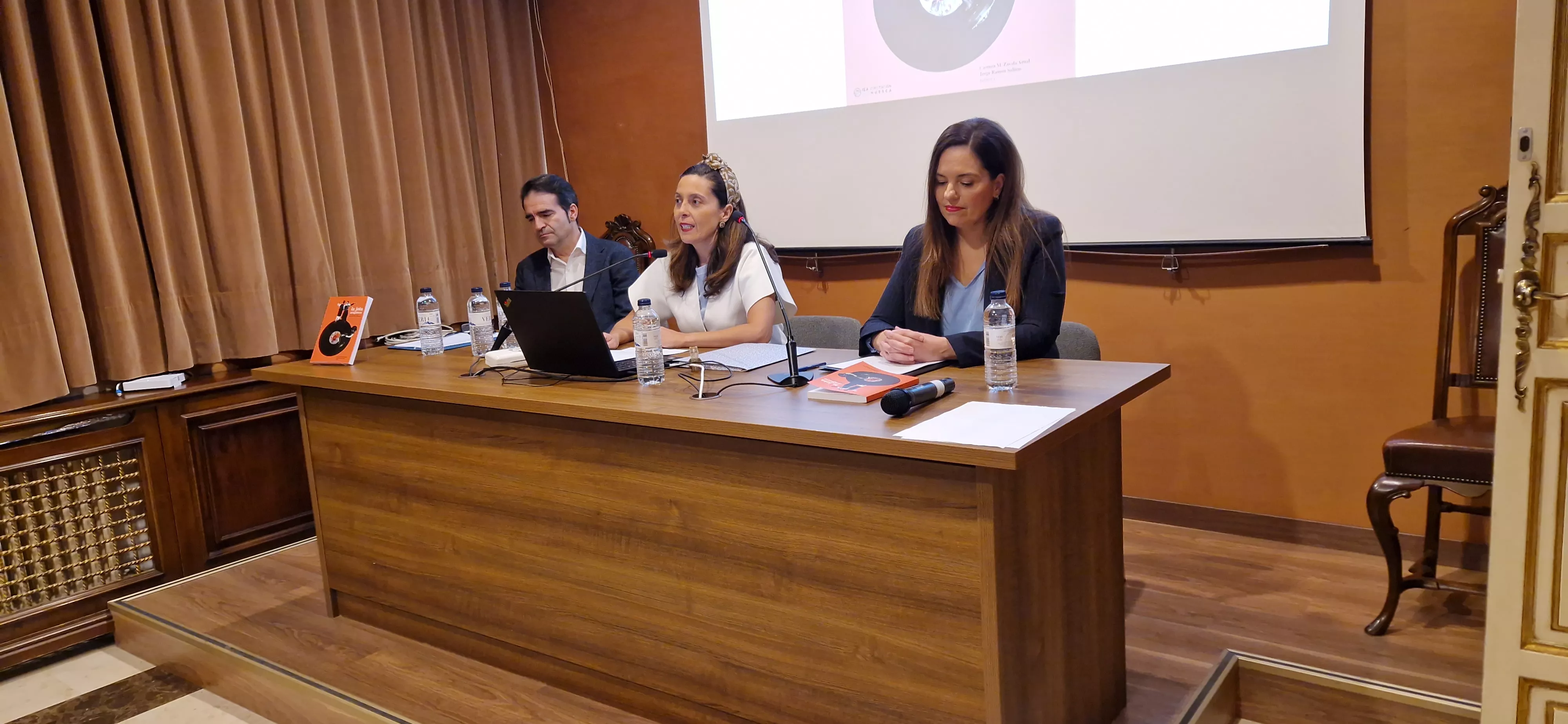 Jorge Ramón Salinas, Natalia Juan y Carmen Zavala, presentando el libro de La jota aragonesa. Foto Myriam Martínez