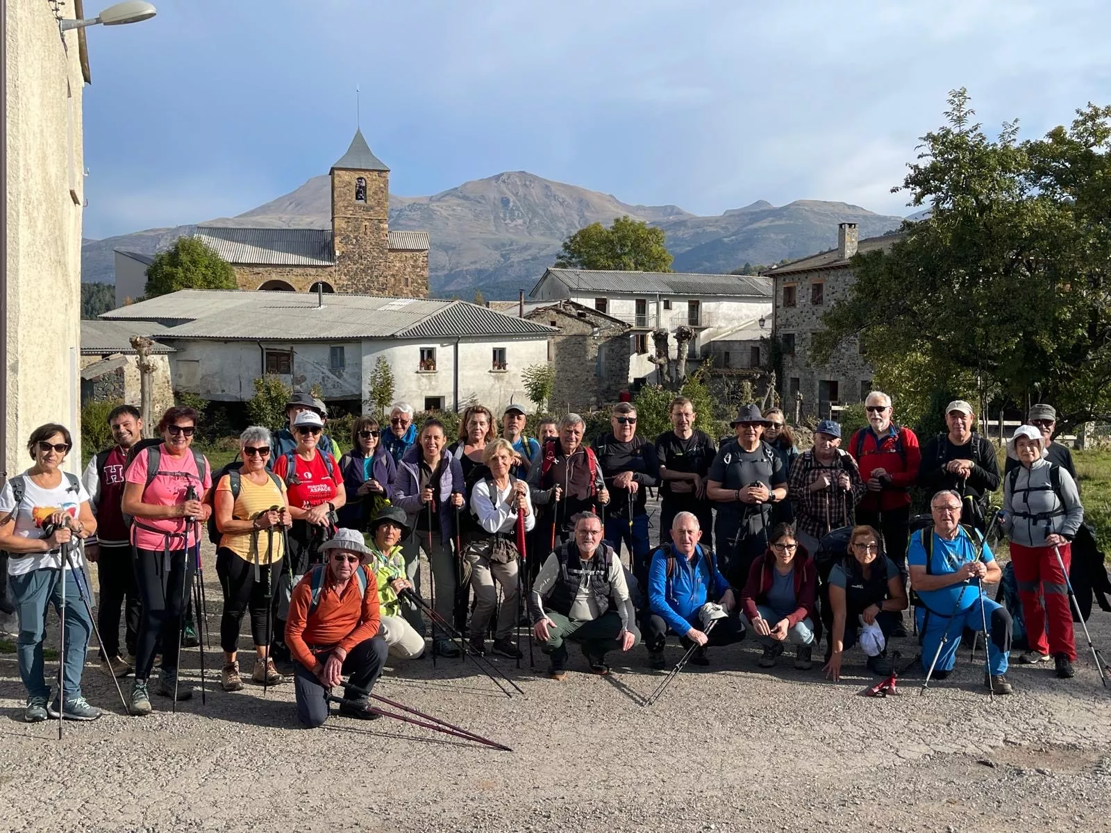 Caminando bajo la atenta mirada del macizo del Turbón