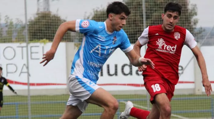 Darío, jugador del Binéfar, en el partido ante el Caspe. Foto de archivo.