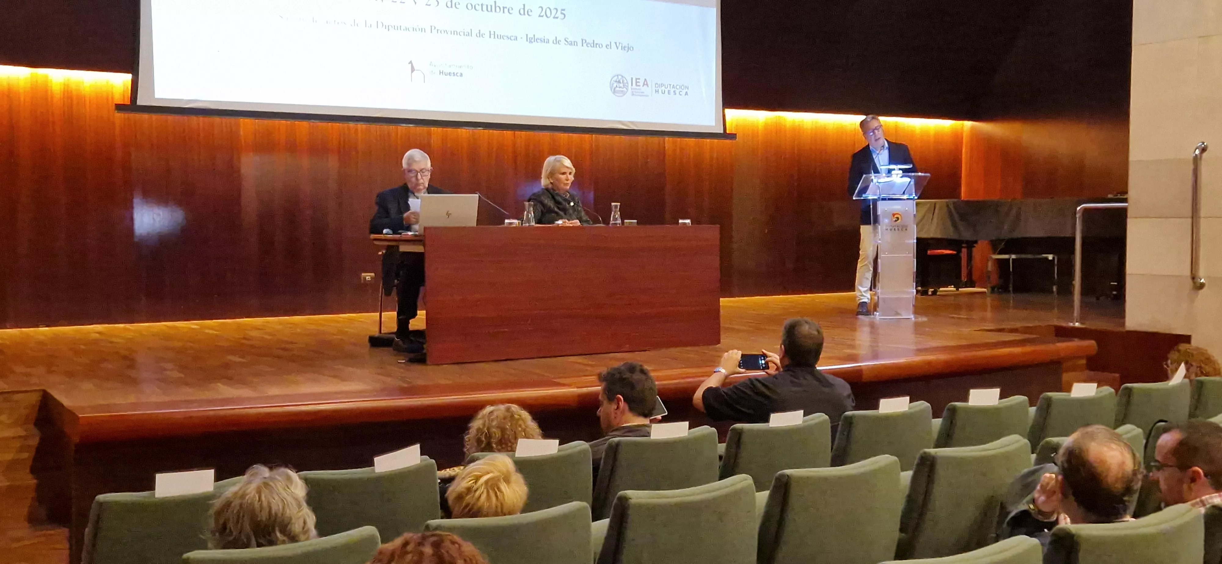 Jaime Sancho, María Victoria Sanagustín y Ricardo Oliván, en la inauguración de las jornadas. Foto Myriam Martínez Jaime Sancho, María Victoria Sanagustín y Ricardo Oliván, en la inauguración de las jornadas. Foto Myriam Martínez