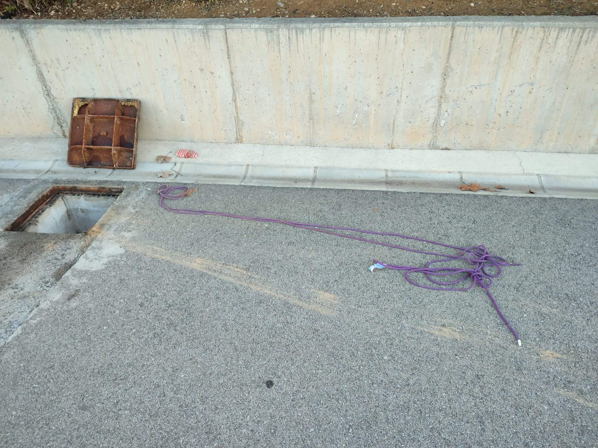 Las pistas de atletismo de Barbastro y el campo de fútbol artificial, sin luz por el robo del cableado