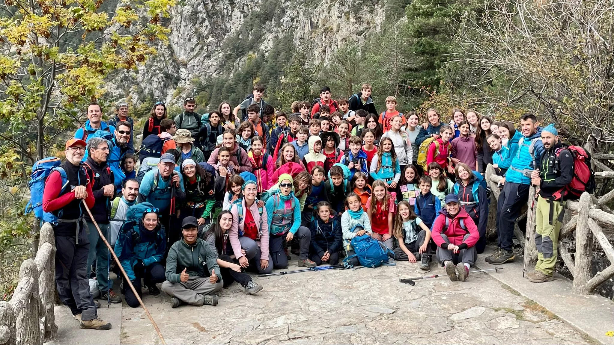El numeroso grupo de jóvenes en Balneario de Panticosa. 