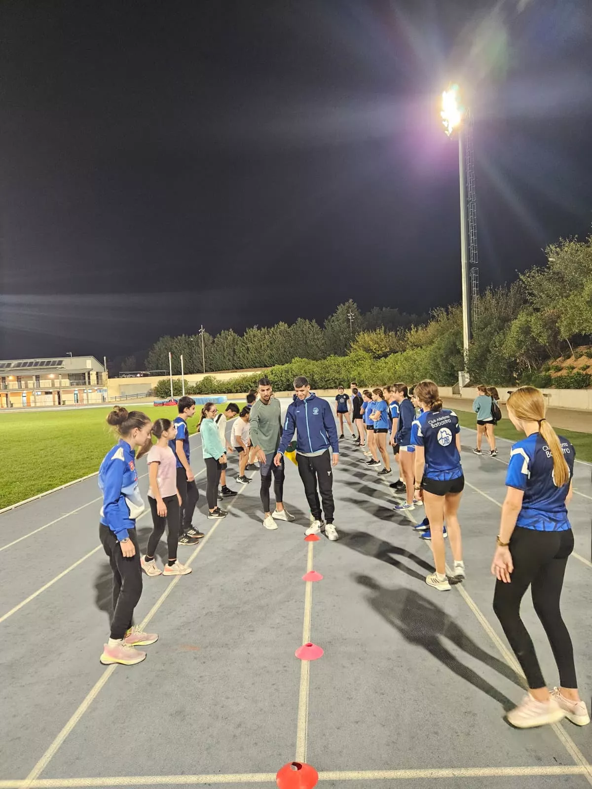 Sedjati con la Escuela del Club Atletismo Barbastro.