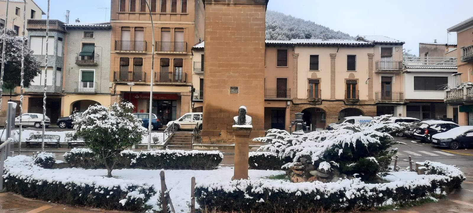 La nieve también ha caído en Ayerbe. Foto Alejandro Salcedo