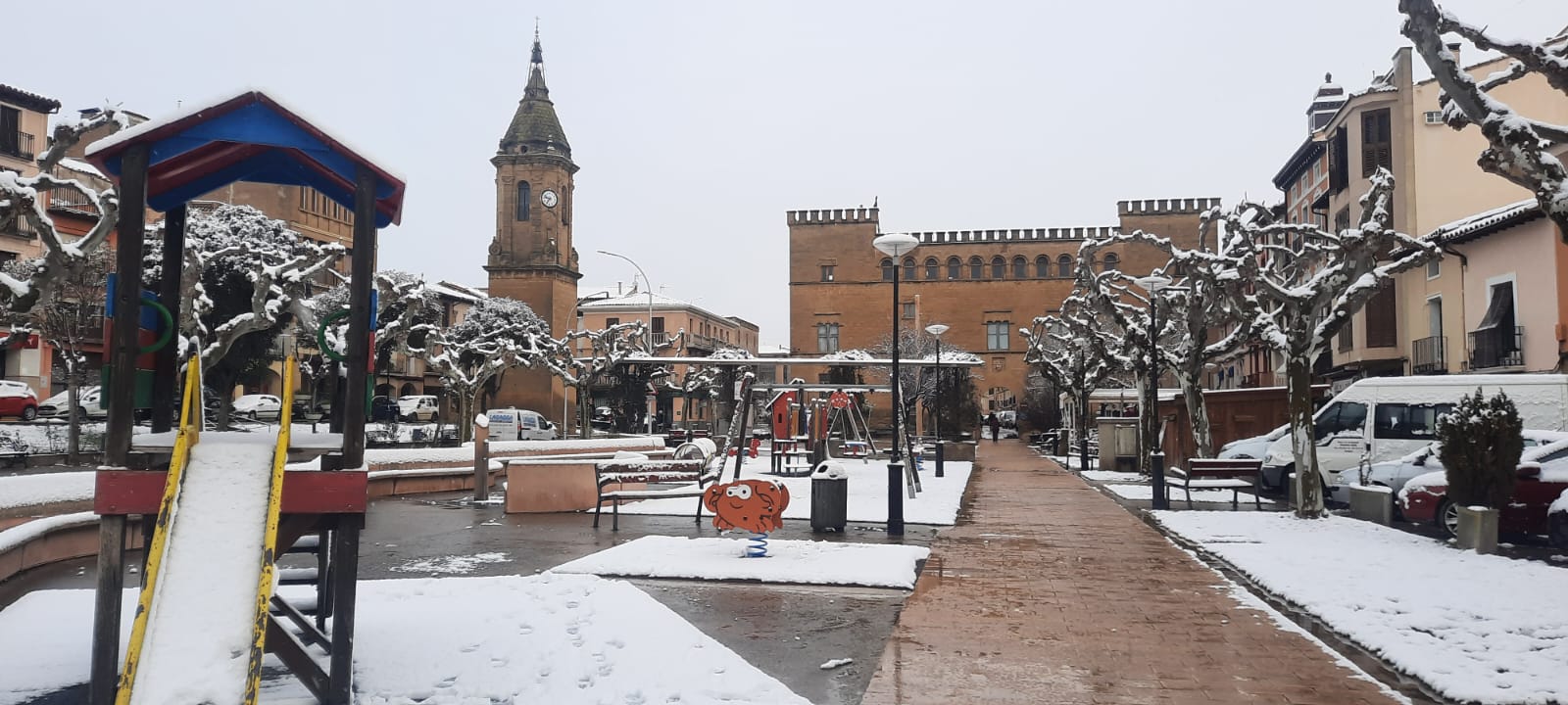 La nieve también ha caído en Ayerbe. Foto Alejandro Salcedo