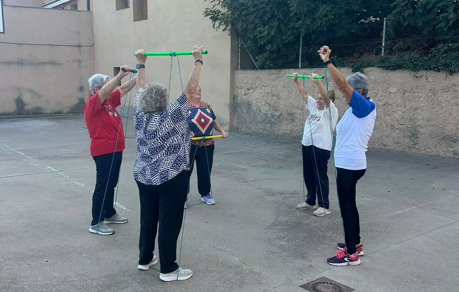 Ejercicios físicos en Huerta de Vero. La Comarca de Somontano arranca el curso deportivo con 550 inscripciones