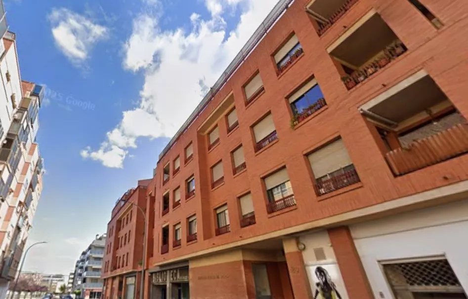 Un agente de la Policía Local asciende una fachada para auxiliar a un vecino accidentado en Huesca. Un agente de la Policía Local asciende una fachada para auxiliar a un vecino accidentado en Huesca.