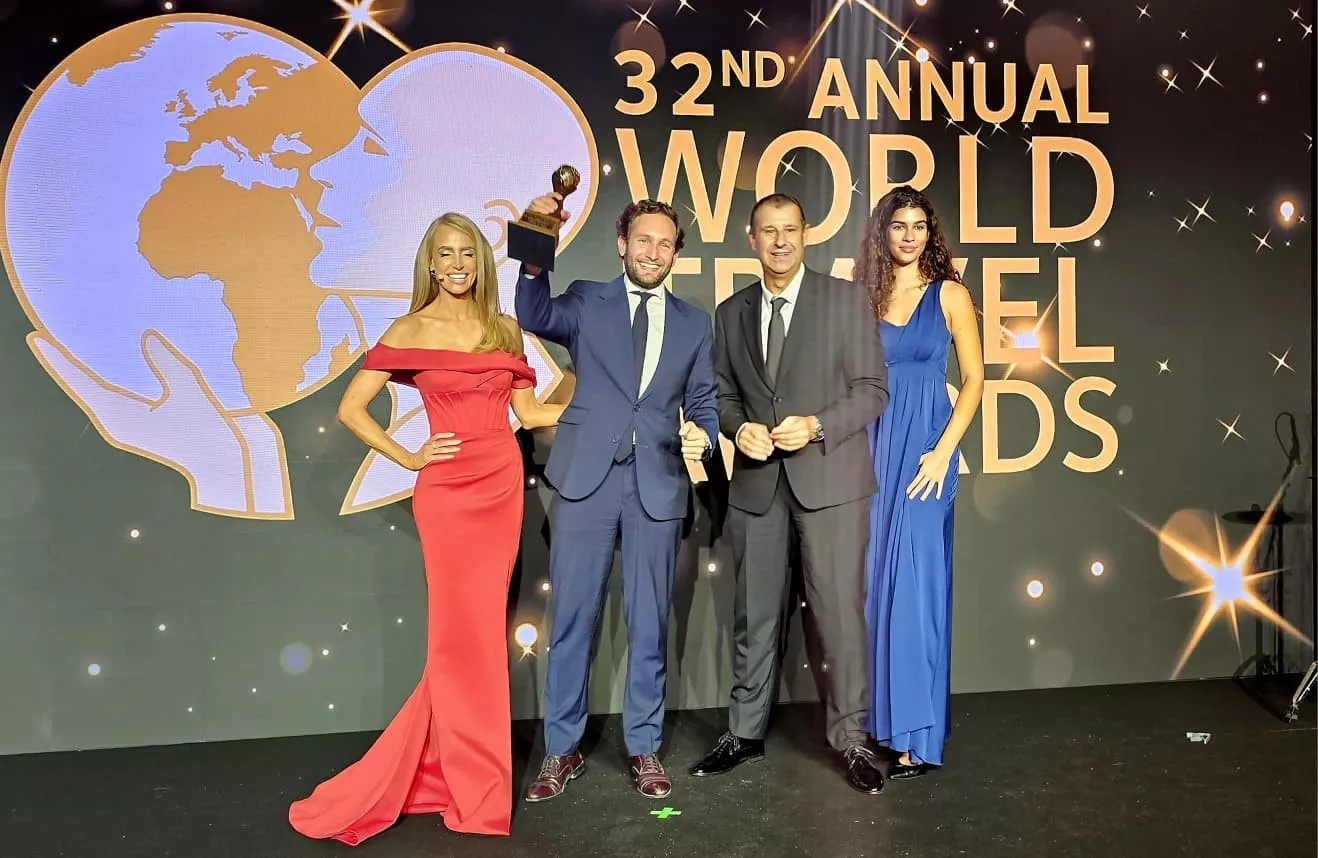 Isaac Claver recoge el premio que sitúa a la provincia de Huesca como mejor destino europeo para el turismo de aventura. Isaac Claver recoge el premio que sitúa a la provincia de Huesca como mejor destino europeo para el turismo de aventura.