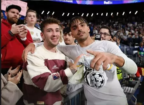Jordi Martín recibe la camiseta de Raúl Asencio en el partido ante la Juve.