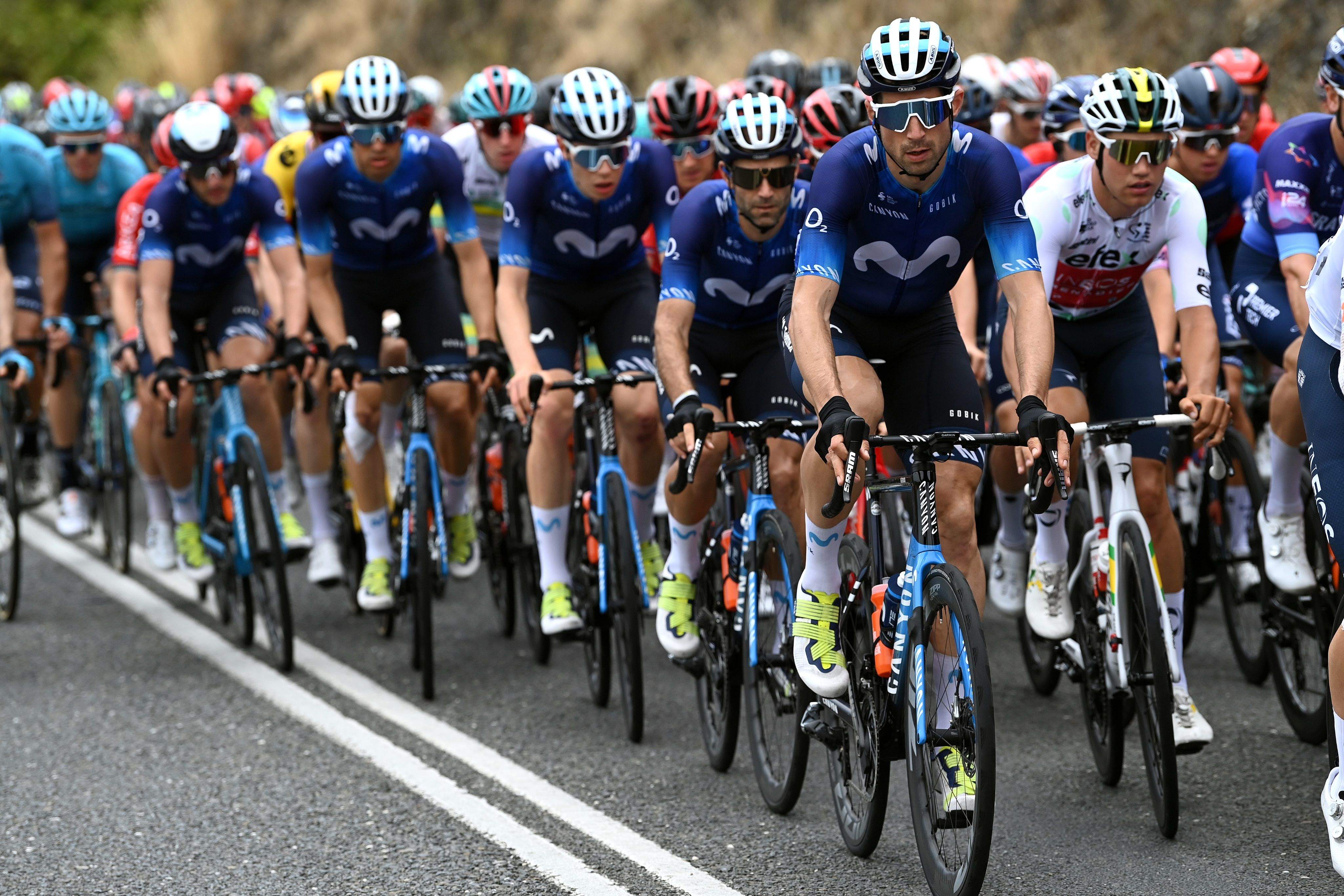 Los Movistar, con Samitier al fondo, en la etapa de este jueves en tierras australianas. Foto: @Movistar_Team