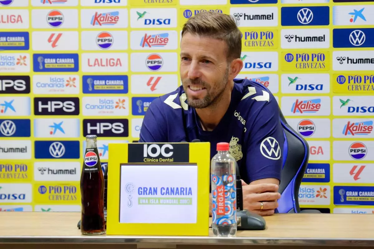 Luis García durante la previa del partido de Huesca.