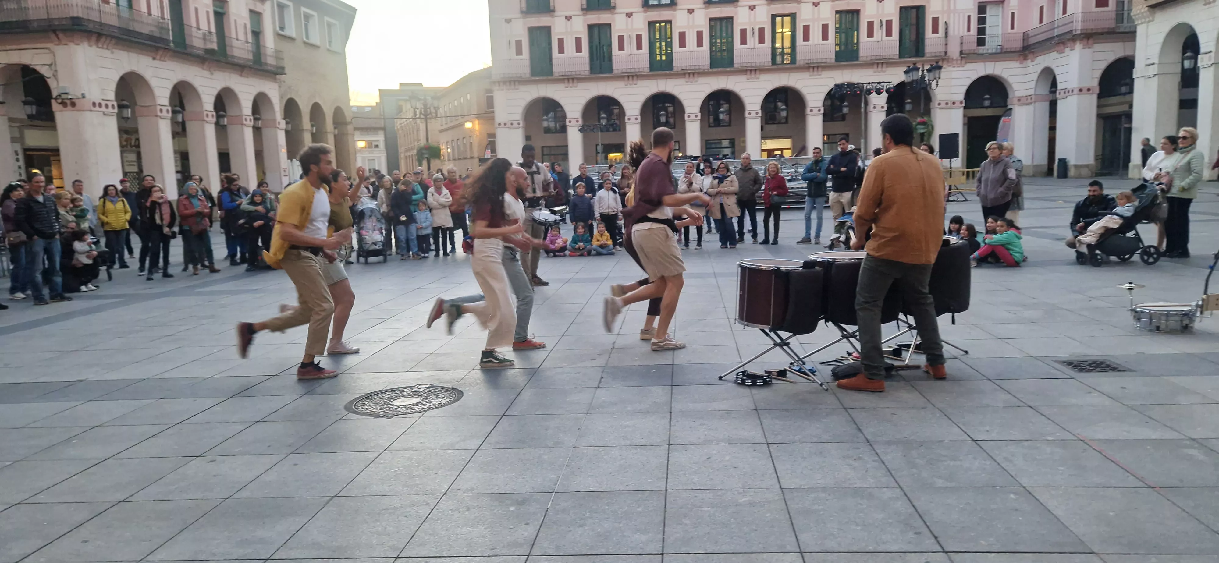 Arranca el Spin Festival con el pasacalles de Sound de Secá. Foto Myriam Martínez