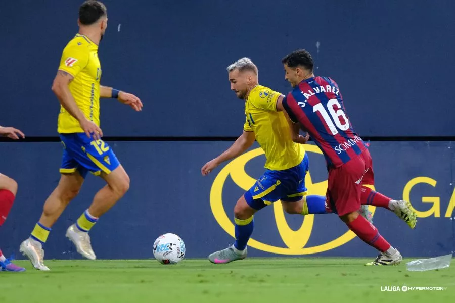 Partido del Huesca en Cádiz. El Tribunal Supremo confirma que LaLiga puede fijar horarios los viernes y los lunes. Partido del Huesca en Cádiz. El Tribunal Supremo confirma que LaLiga puede fijar horarios los viernes y los lunes.