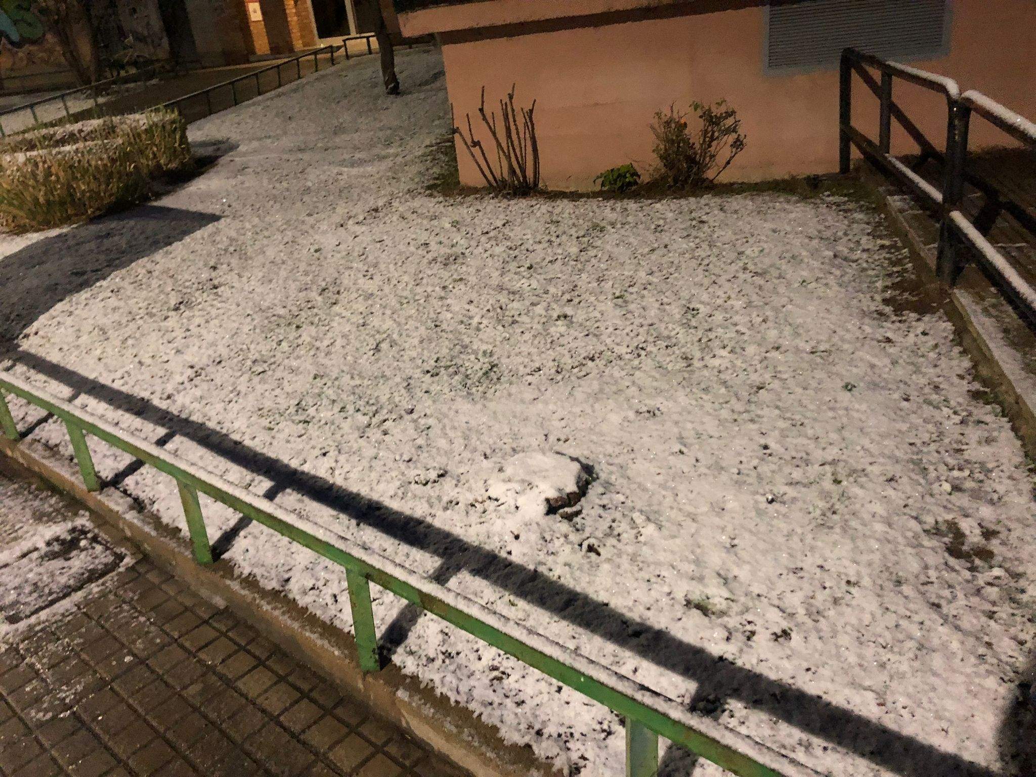 Camino del trabajo en Huesca esta mañana. Foto Rubén