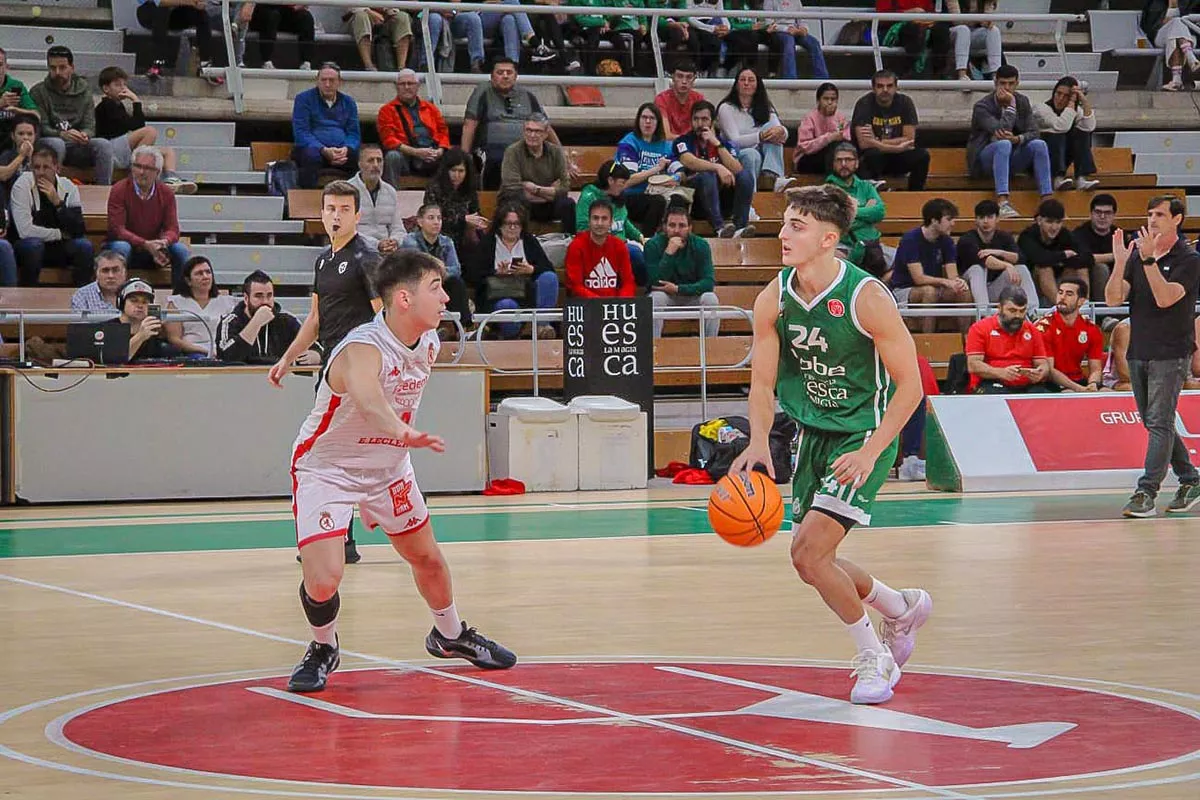 Rubín de Celis sube el balón en un partido de Copa España. Foto: Lobe Huesca La Magia. Rubín de Celis sube el balón en un partido de Copa España. Foto: Lobe Huesca La Magia.