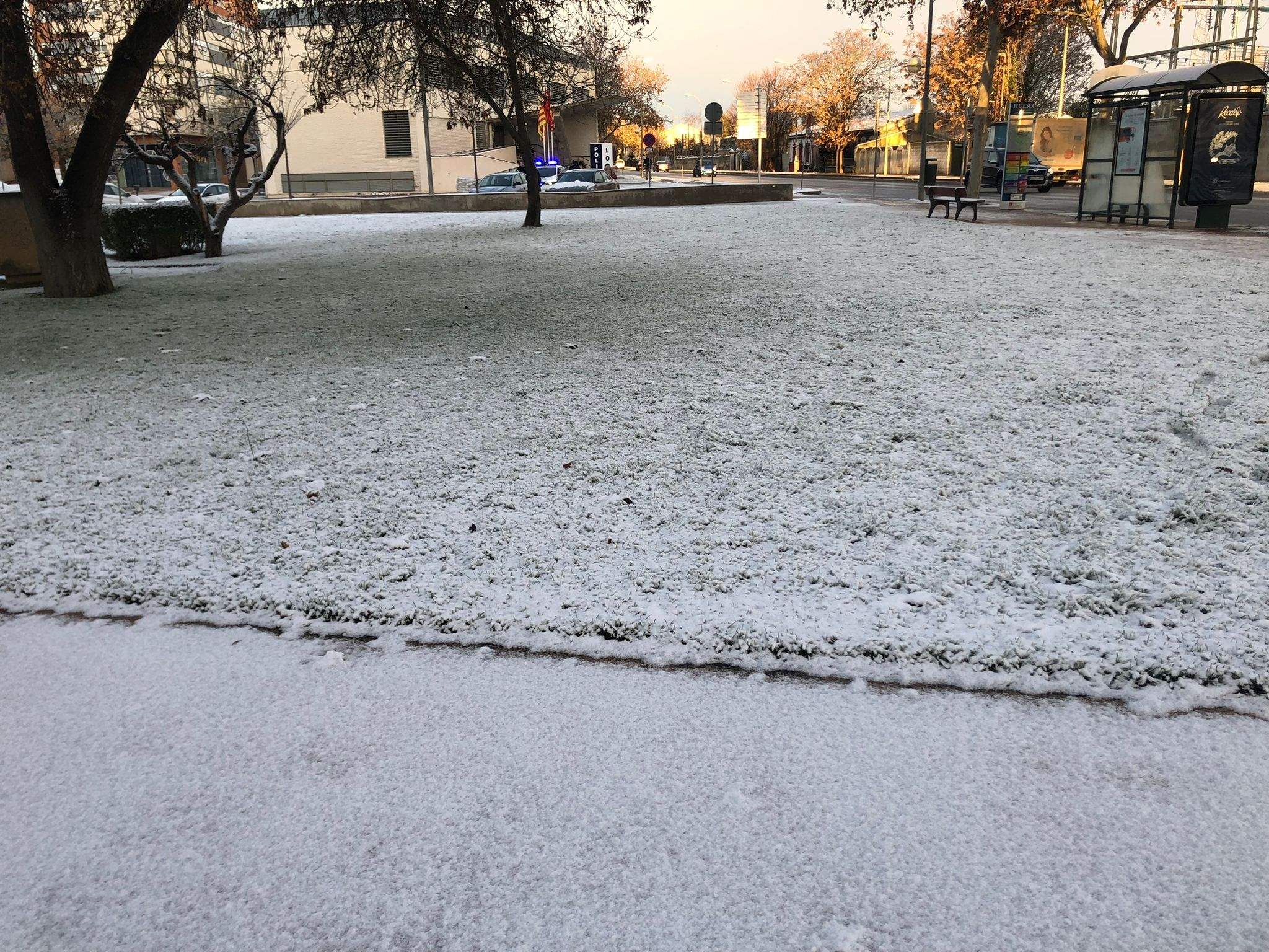 Camino del trabajo en Huesca esta mañana. Foto Rubén