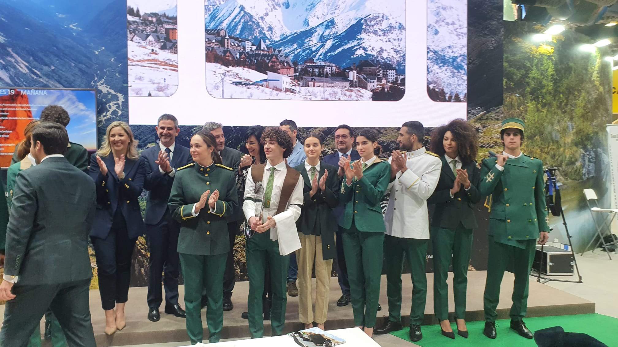 Los uniformes para el hotel de Canfranc han sido presentados en el espacio de Aragón en Fitur