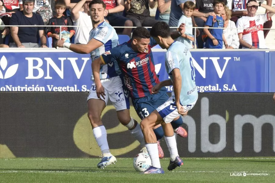 Daniel Luna, entre dos contrarios. Uno que se queda en la SD Huesca a la espera de que explote su potencial