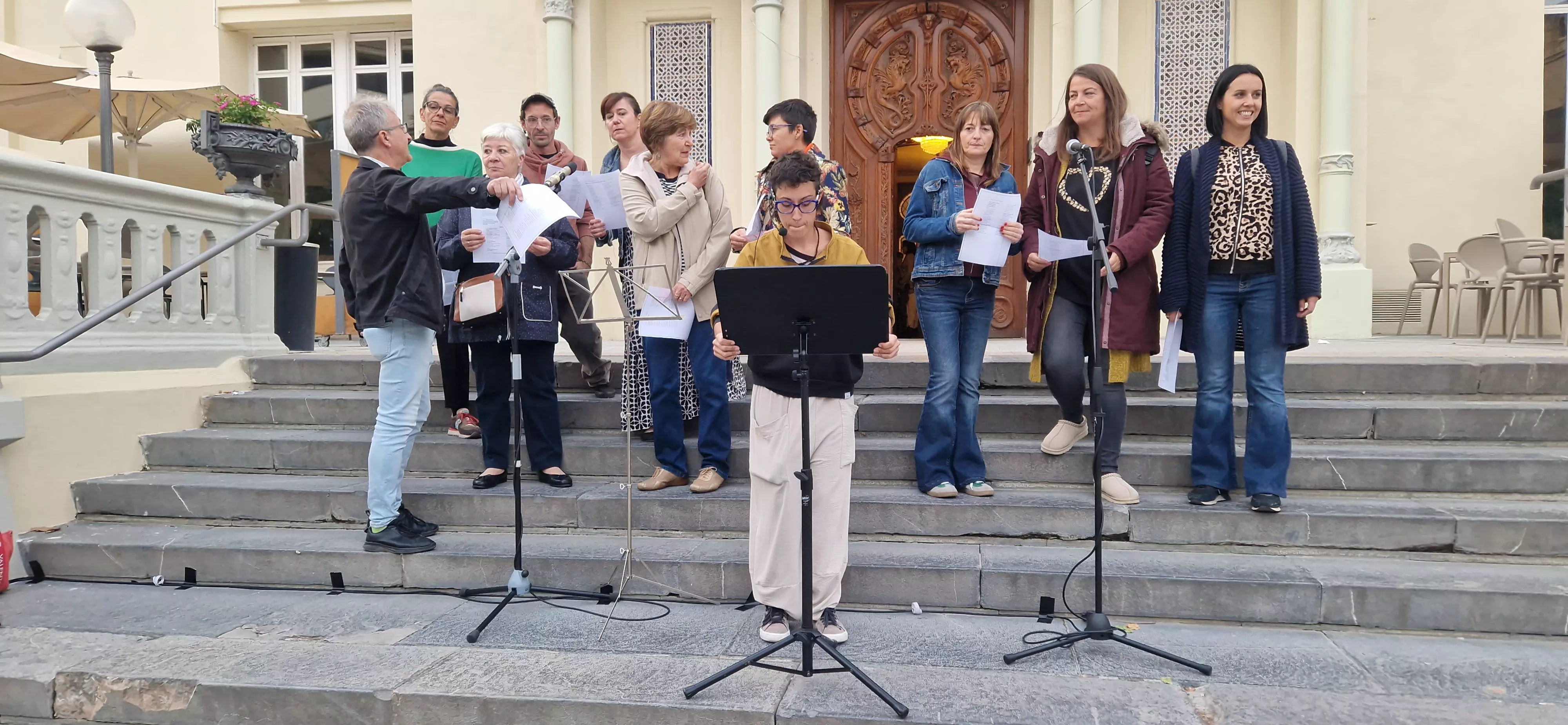 Sandra Lanuza, en primer término. Voces por la paz, por los derechos humanos y contra las guerras del mundo. Foto Myriam Martínez