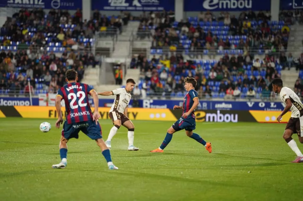 Ángel Pérez y Ro Abajas, dos con buena nota del Huesca ante Las Palmas. Foto Dani Vidal