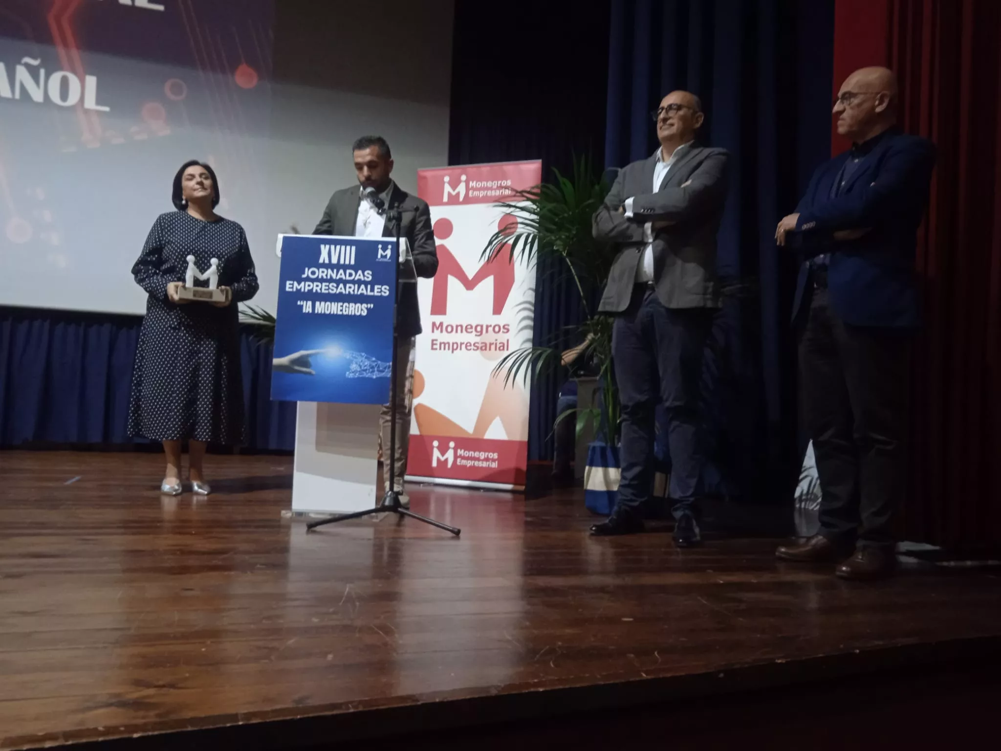 Teresa, Marcos y Luis Vaquer, con el alcalde, Francisco Villellas Teresa, Marcos y Luis Vaquer, con el alcalde, Francisco Villellas
