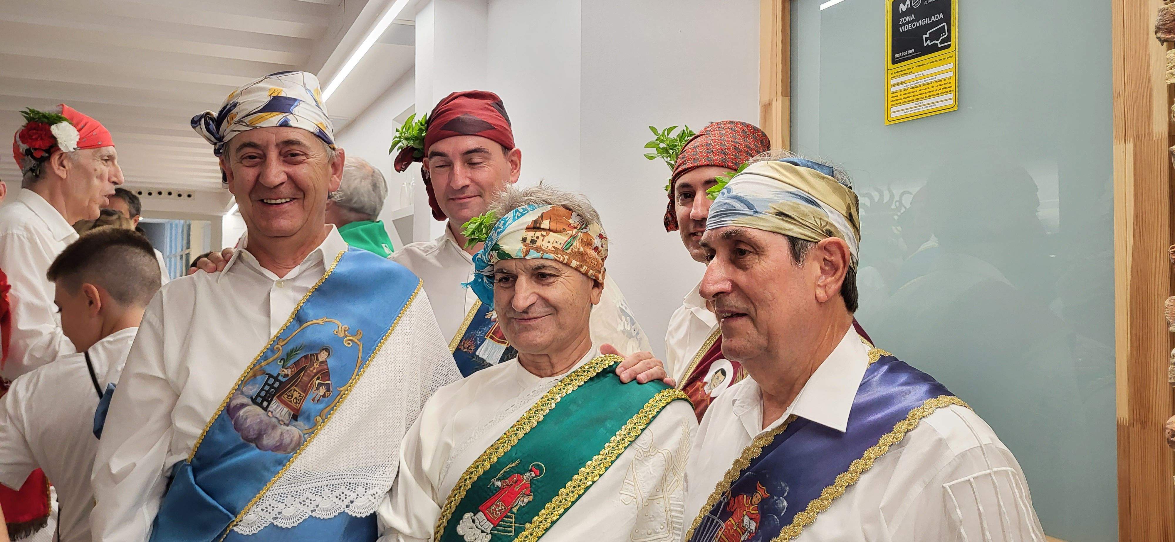Jesús Gracia, Antonio Tuda y Jesús Esperanza, en primer termino, suman 150 años de danzantes