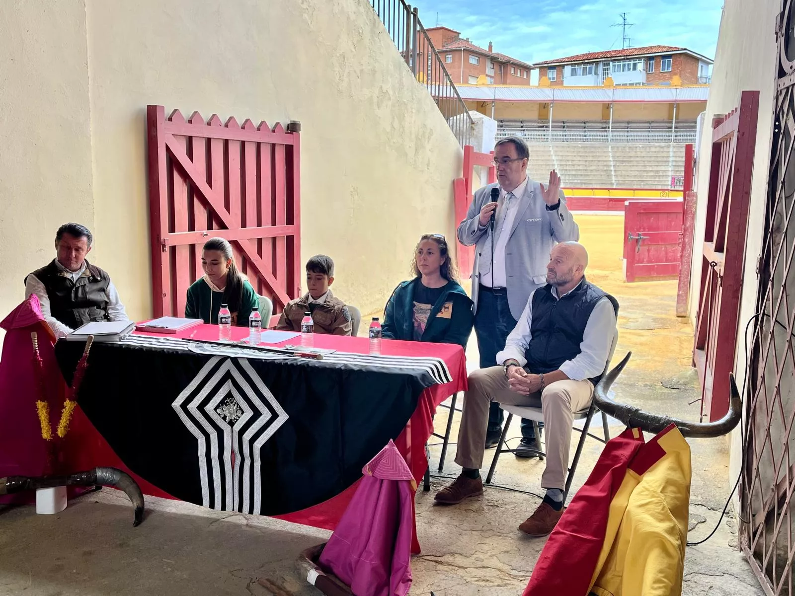 Presentación de la Peña Taurina Angelistas, este sábado en Huesca. Foto: Adri Mora Presentación de la Peña Taurina Angelistas, este sábado en Huesca. Foto: Adri Mora