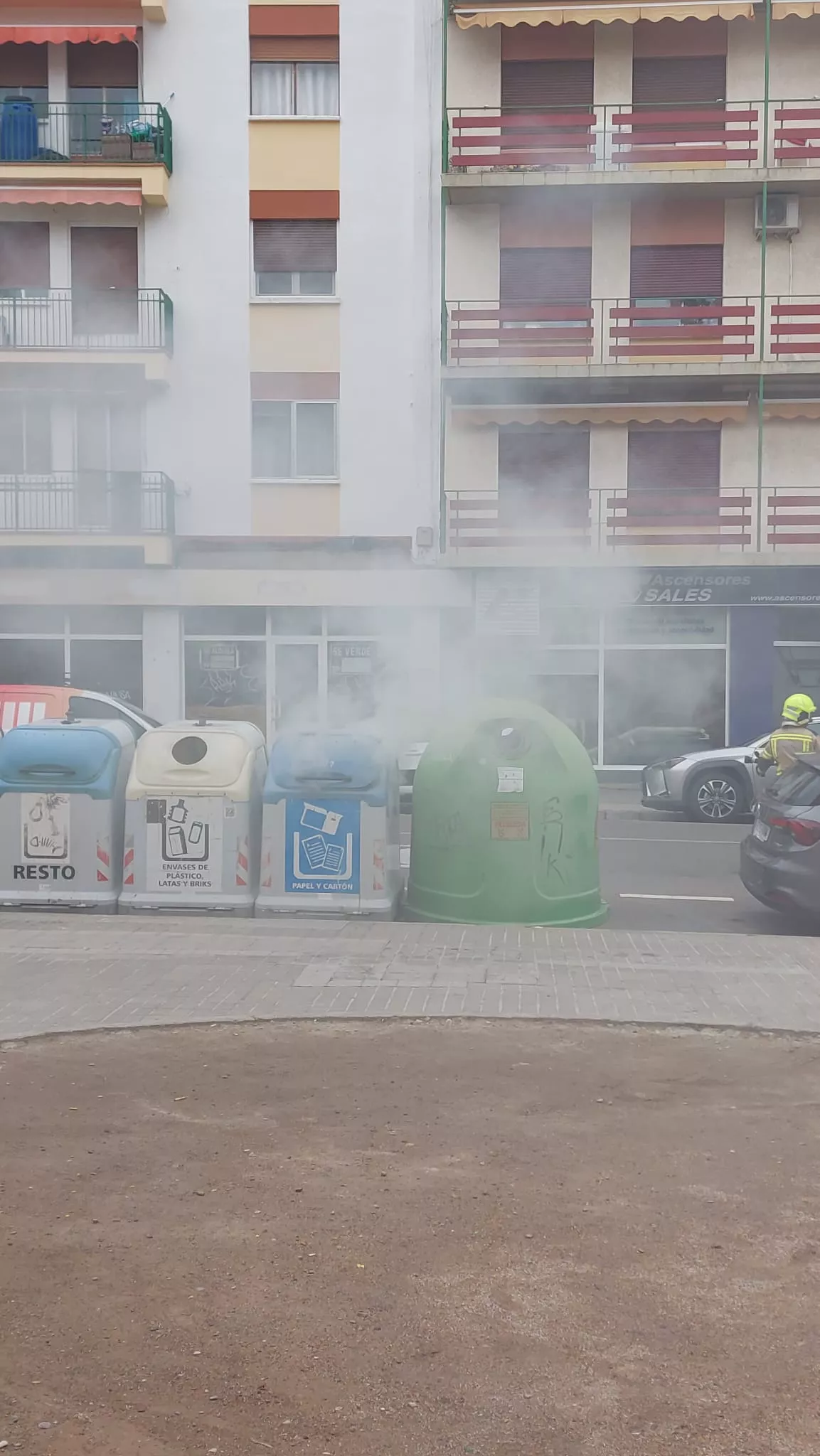 Contenedor de papel y cartón incendiado Contenedor de papel y cartón incendiado