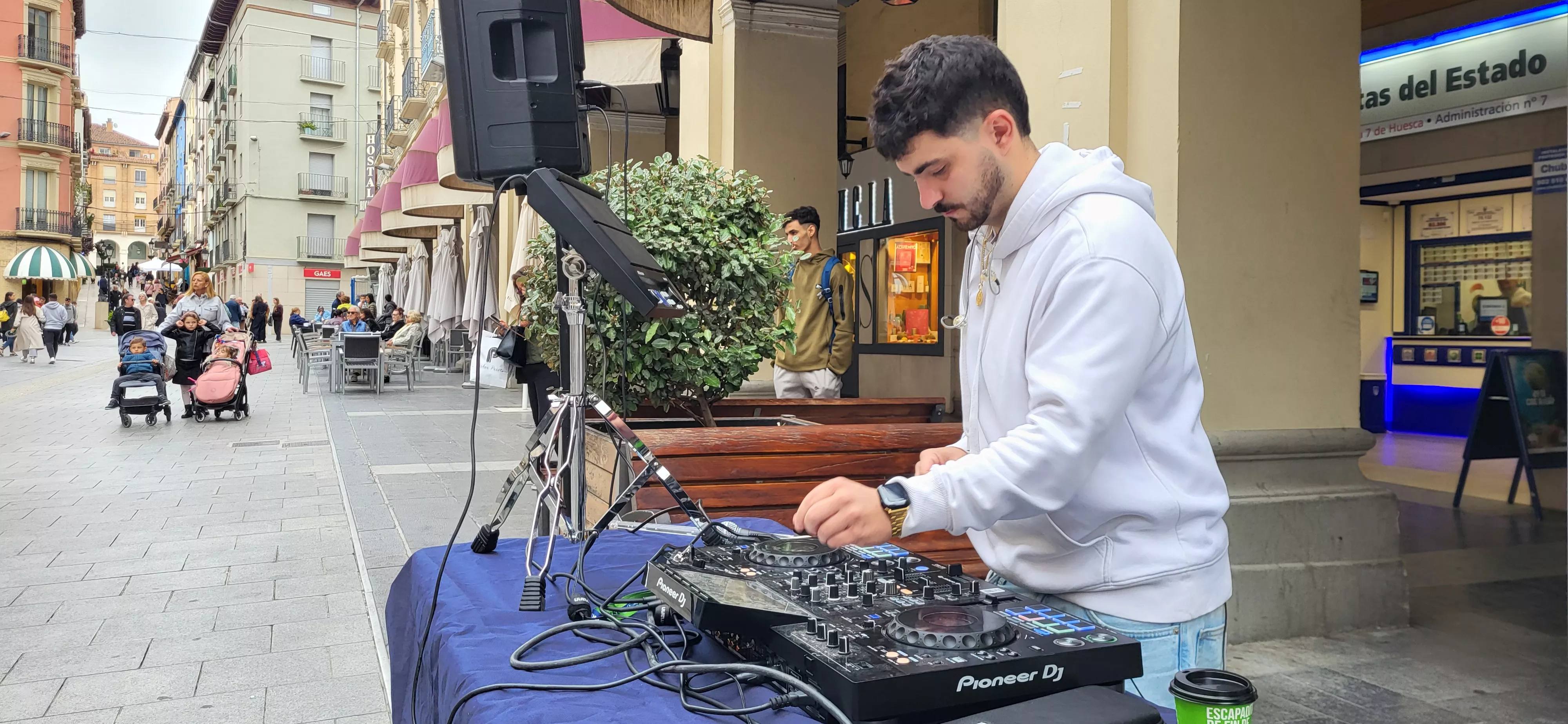 DJ Apolo White en los porches de Galicia. Foto Mercedes Manterola