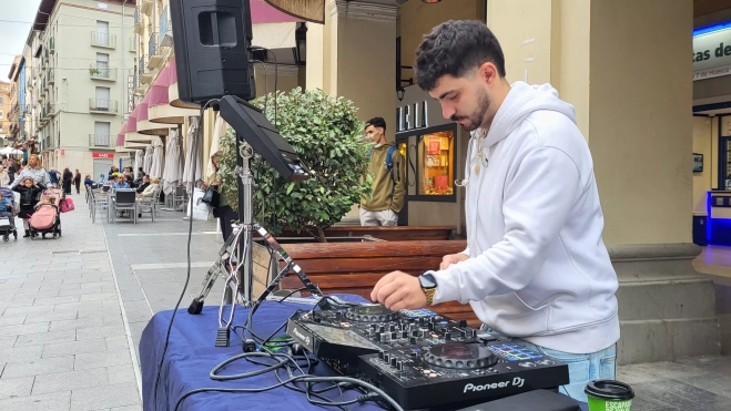 DJ Apolo White en los porches de Galicia. Foto Mercedes Manterola DJ Apolo White en los porches de Galicia. Foto Mercedes Manterola