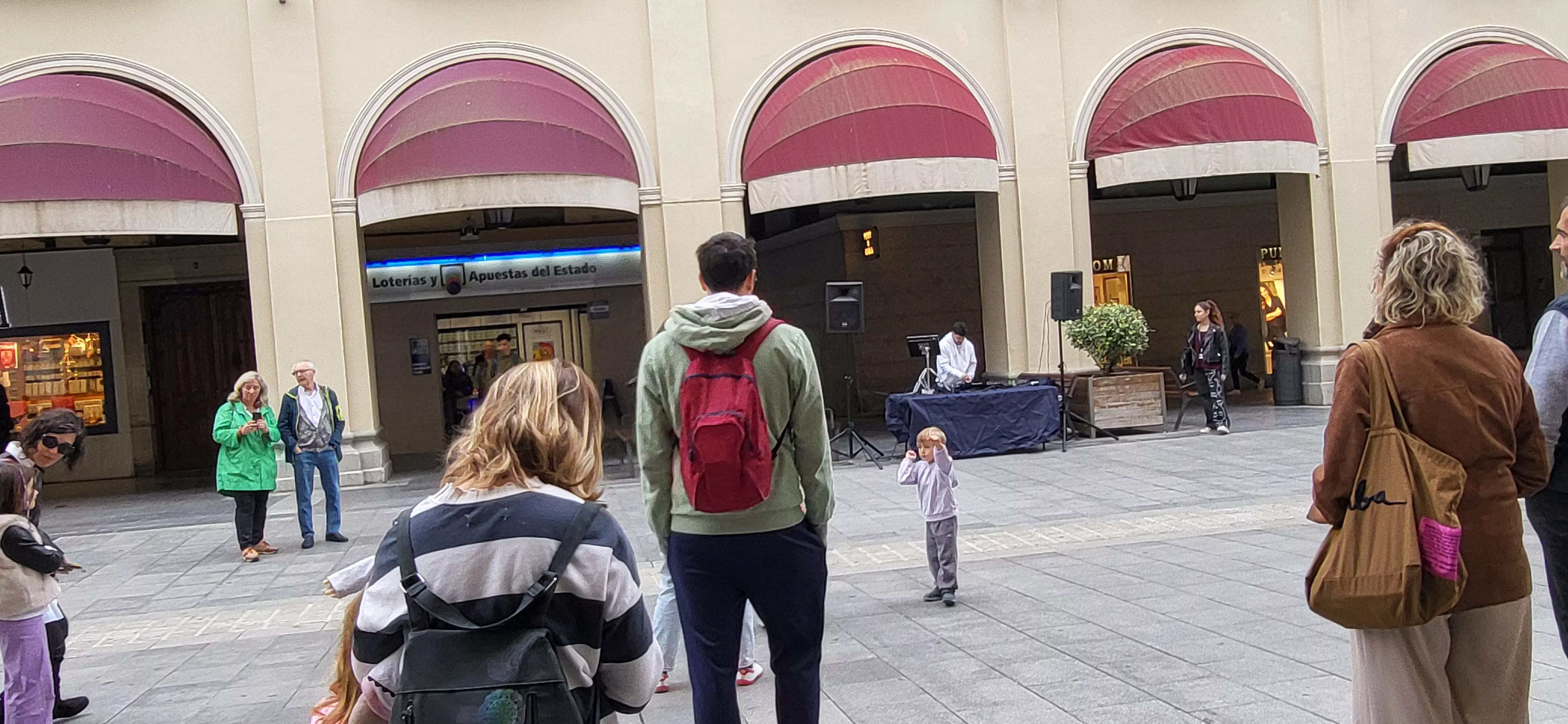 DJ Apolo White en los porches de Galicia. Foto Mercedes Manterola