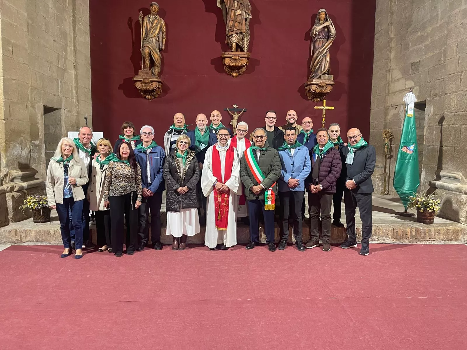 Fotografía de familia de las delegaciones de San Lorenzo Maggiore y Maella con la Asociación Cuna de San Lorenzo