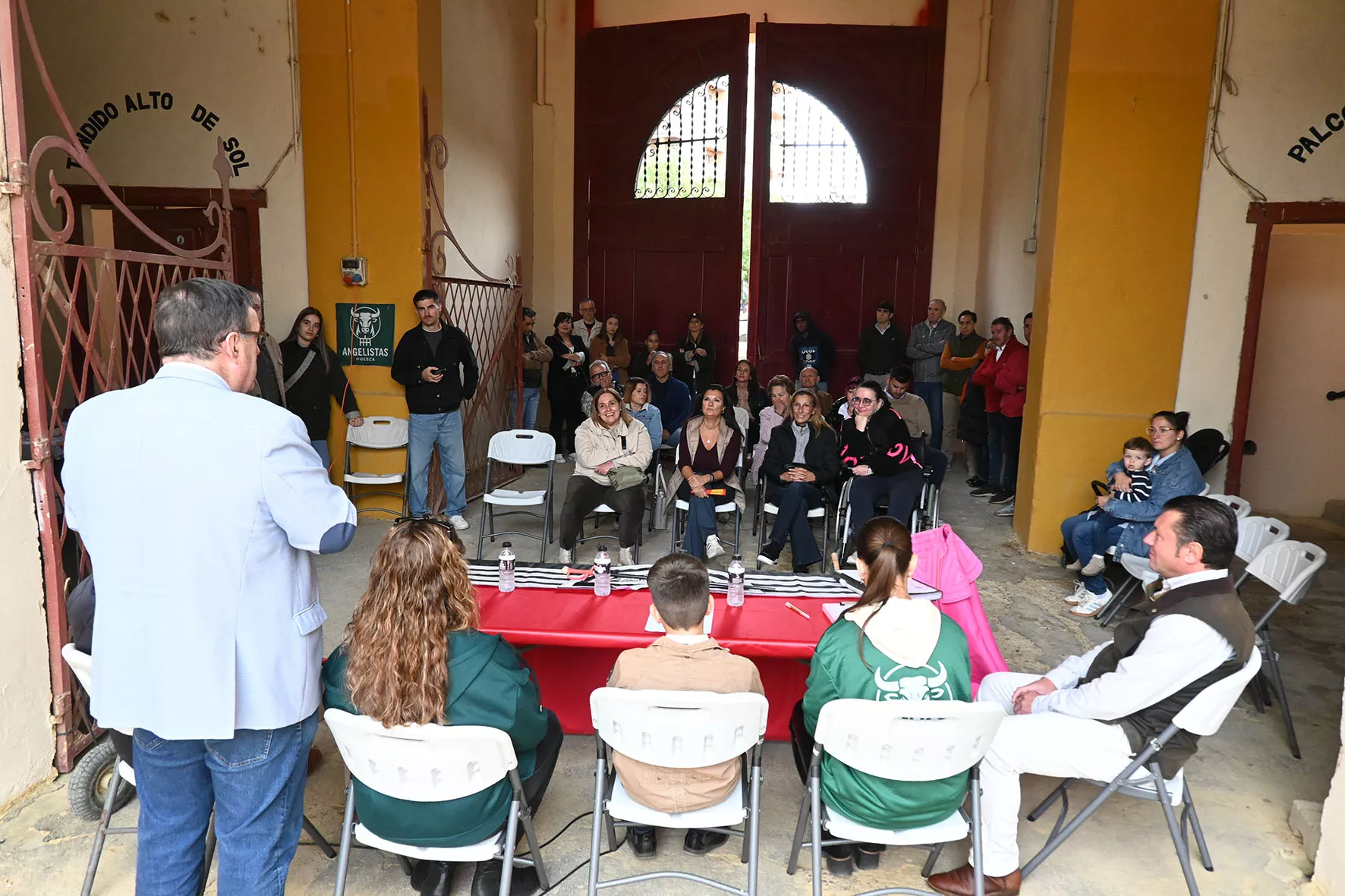 Presentación de la Peña Angelistas en la Plaza de Toros de Huesca. Foto Carlos Jalle