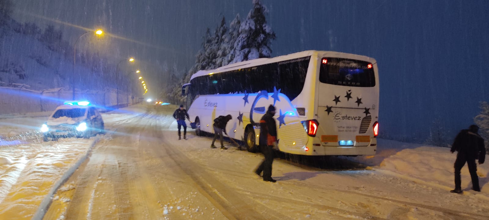 Autobús en el que viajaban 24 niños y 5 adultos que se había quedado inmovilizado en la carretera.