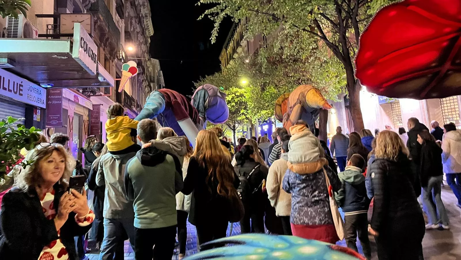 Pasacalles de “Les Nomades” y sus dinosaurios gigantes en el Spin Festival. Foto Mercedes Manterola